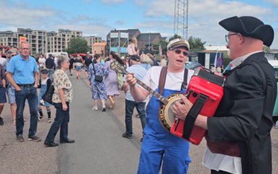 Sejlskibe og veteranbiler i Fredericia havn.