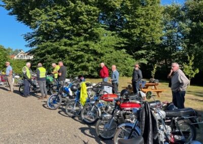 Årets sidste knallerttur - på efterårets første dag - den 1. sept. Der kom 20 køretøjer til start ved Børkop Vandmølle. En knallert - Yamaha - måtte desværre opgive, nærmest inden start, da der opstod tekniske problemer ved "mødestedet" i rundkørslen v/Egeskov Skovvej. En dejlig solskins aften, uden uheld, heldigvis.... På Brejning Havn blev der indtaget mad, sandwich, alm. "klemmer", varme røde pølser fra en kaffekande med varmt vand eller blot en håndbajer. "Knallertklubben DVK-Lillebælt" siger hermed tak for i år, og nu kommer tiden - den kedelige lidt triste periode - hvor vi blot mødes indendørs. Vi ses den 6. oktober - men det får du - som BETALENDE medlem besked om !!! Ialt 34 km denne aften . Det blev til en 34 km tur KLar til start fra Børkop Vandmølle